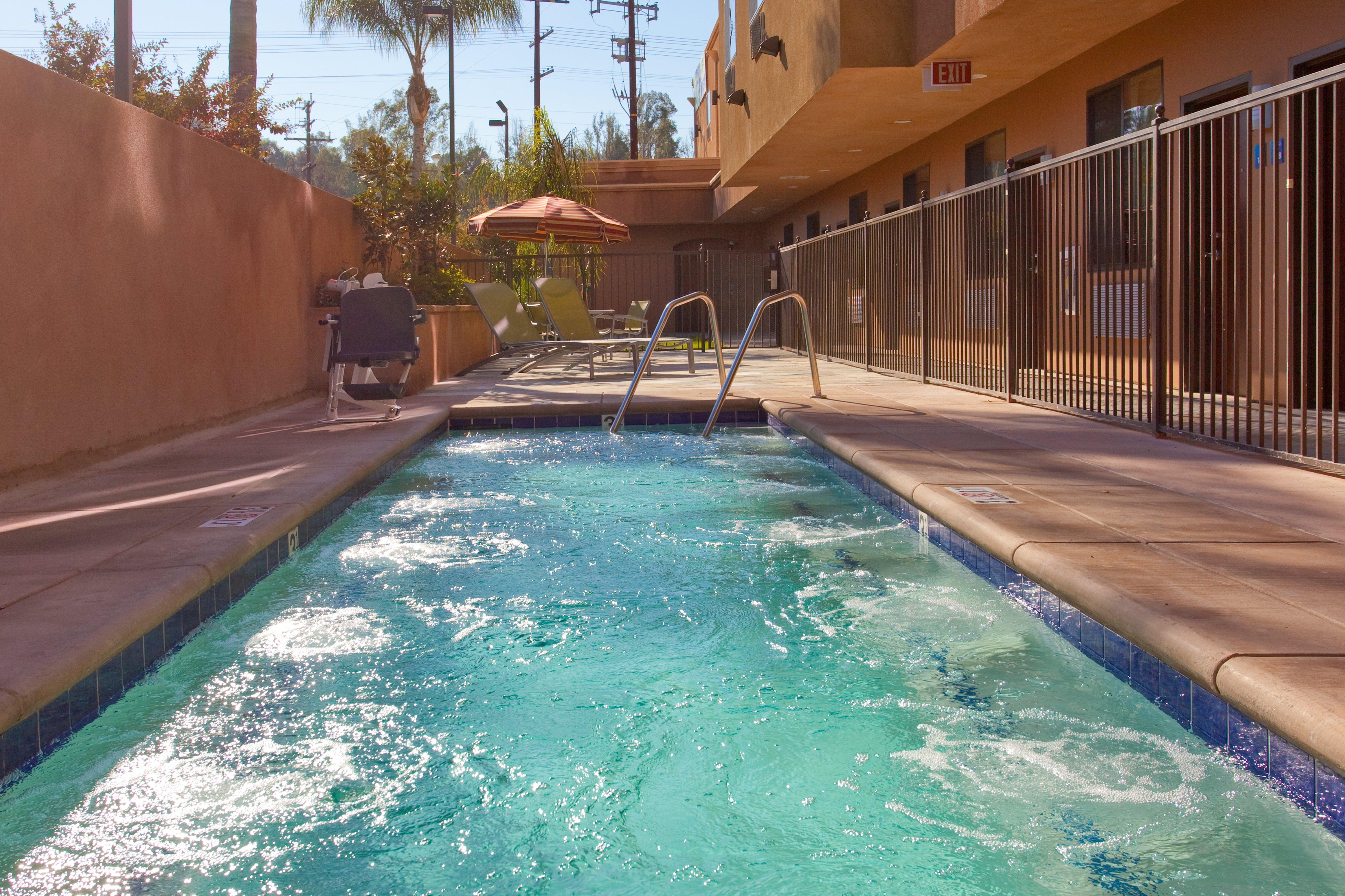 Holiday Inn Express Hotel & Suites Woodland Hills By Ihg Los Ángeles Exterior foto