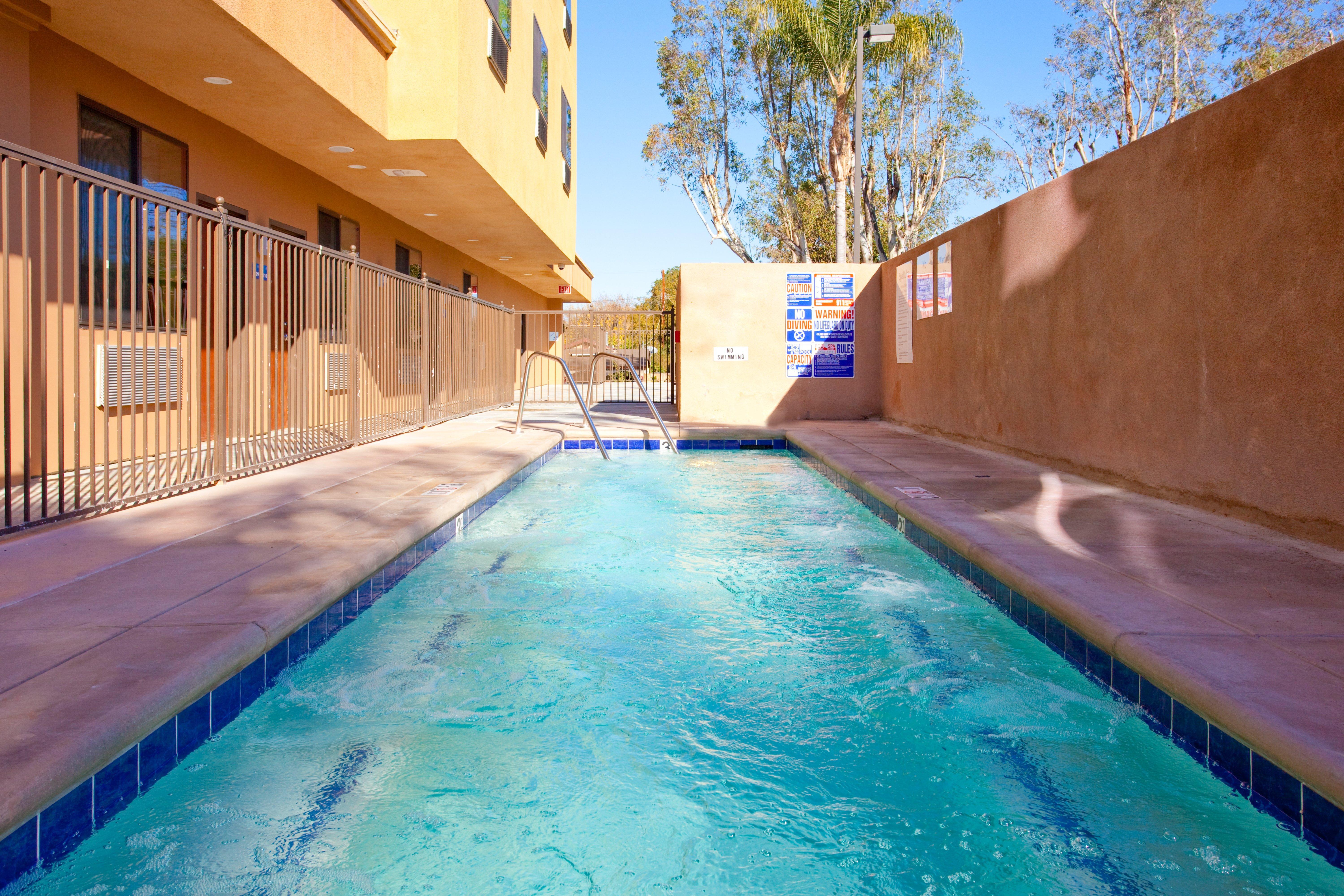 Holiday Inn Express Hotel & Suites Woodland Hills By Ihg Los Ángeles Exterior foto